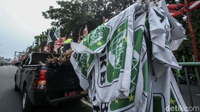 Satpol PP Tertibkan Ratusan Bendera Partai di Pasar Minggu Satpol PP DKI Jakarta melakukan penertiban media informasi alat peraga partai politik di Jalan Raya Pasar Minggu. Ada ratusan bendera partai yang ditertibkan.