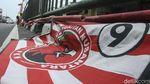 Satpol PP Tertibkan Ratusan Bendera Partai di Pasar Minggu
