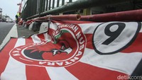 Satuan Polisi Pamong Praja (Satpol PP) DKI Jakarta melakukan penertiban media informasi alat peraga terkait partai politik yang berbentuk spanduk, baliho, dan banner. 