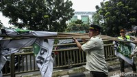 Kepala Satpol PP DKI, Arifin, mengatakan bahwa penertiban tersebut dilaksanakan secara selektif berdasarkan ketentuan yang berlaku, dengan memperhatikan perizinan masa waktu penayangannya. 
