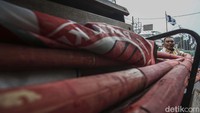 Penertiban juga dilakukan kepada media informasi alat peraga atas nama masyarakat dari berbagai partai politik, yang dipasang tidak sesuai aturan Perda Nomor 8 Tahun 2007 terkait Ketertiban Umum. 