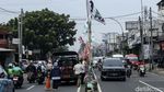 Satpol PP Tertibkan Ratusan Bendera Partai di Pasar Minggu