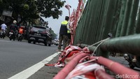 Pantauan Detikcom hingga pagi ini Petugas Satpol PP masih berjibaku menurunkan atribut partai yang masih mejeng di jalan-jalan Jakarta. 