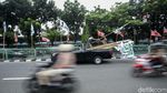 Satpol PP Tertibkan Ratusan Bendera Partai di Pasar Minggu