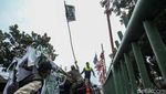 Satpol PP Tertibkan Ratusan Bendera Partai di Pasar Minggu