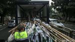 Satpol PP Tertibkan Ratusan Bendera Partai di Pasar Minggu