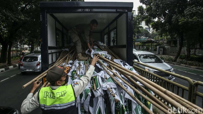 Satpol PP DKI Jakarta melakukan penertiban media informasi alat peraga partai politik di Jalan Raya Pasar Minggu. Ada ratusan bendera partai yang ditertibkan.