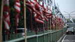 Satpol PP Tertibkan Ratusan Bendera Partai di Pasar Minggu