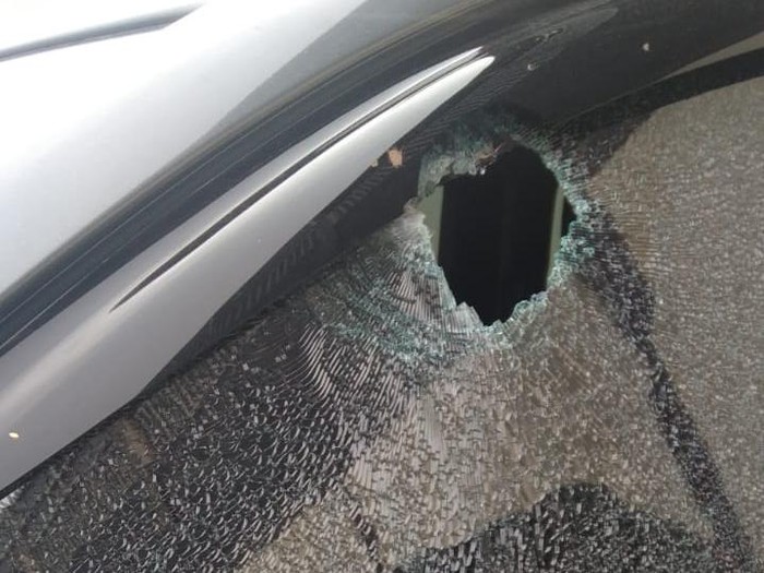 Satu unit mobil dilempari batu oleh orang tak dikenal di Jalan Margonda, Depok.