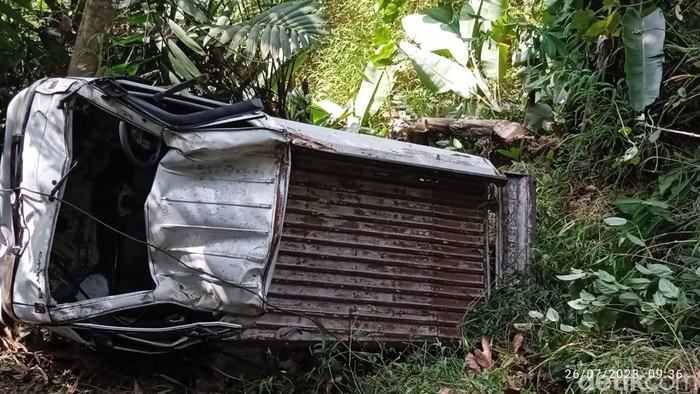 Sebuah mobil pikap rusak berat usai terjun ke jurang sedalam 70 meter