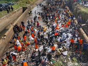 Aksi Bersih-bersih Warga di Bendungan Bugel Bandung