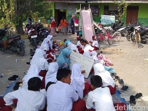 Siswa SDN Megale 1 Bojonegoro Belajar di Halaman Buntut Polemik Merger