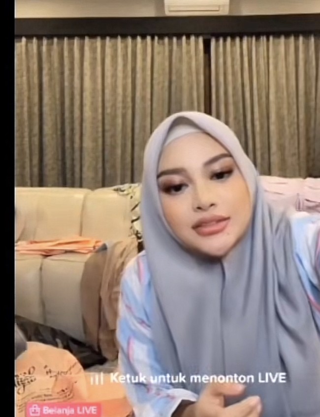 Aurel Hermansyah juga pernah berjualan di Tiktok. Banyak warganet yang menghebohkan para selebriti tajir tapi masih jualan di Tiktok.