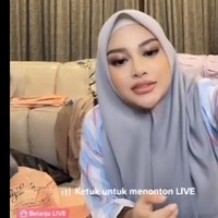 Aurel Hermansyah juga pernah berjualan di Tiktok. Banyak warganet yang menghebohkan para selebriti tajir tapi masih jualan di Tiktok.