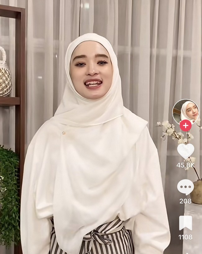 Inara Rusli menjadi salah satu selebriti yang berjualan di Tiktok. Ia sering membantu berbagai merek fashion untuk jualan secara live streaming. Foto: Tiktok @inararusli