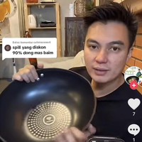 Baim Wong juga ikut berjualam di Tiktok. Bahkan pada Mei lalu sempat kena cibir warganet karena Baim Wong berjualam panci hingga teflon secara live streaming. Foto: Tiktok @tokobaimwong_official