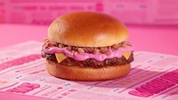 Selain dessert, restoran cepat saji Burger King juga menawarkan hidangan burger spesial Barbie. Daging patty yang smokey dilumuri saus berwarna pink dan keju meleleh. Terlihat enak ya? Foto: Instagram @BurgerKingBR