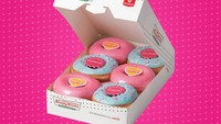 Salah satu brand donat Krispy Kreme juga menghadirkan kolaborasi dengan Barbie. Donatnya tersedia dalam dua variasi, warna pink dengan lapisan glitter cantik hingga warna biru yang dilapisi icing manis warna biru. Foto: Krispy Kreme