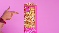 Kalau ingin nonton Barbie, kamu bisa ditemani dengan popcorn versi Barbie dari XXI. Rasa popcornnya seperti biasa, caramel dan asin. Hanya, penonton bisa membeli box popcorn berwarna pink ala Barbie. Foto: Instagram