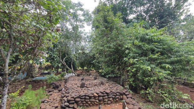 Situs Makam Eyang Kliwon di Kelurahan Maleber, Kabupaten Ciamis.