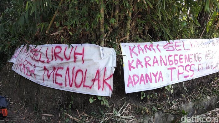 Spanduk protes penolakan TPS di Cangkringan dipasang warga Karanggeneng, Rabu (26/7/2023).