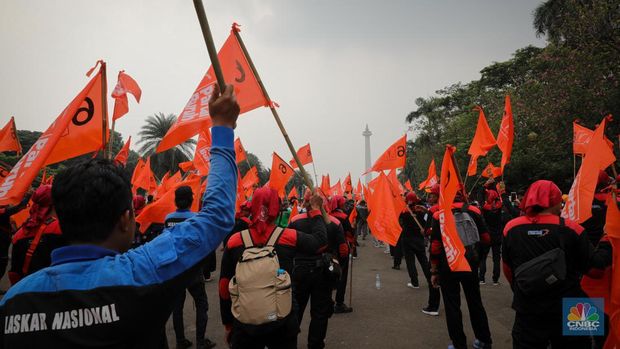 Suasana buruh dari Jabodetabek, Purwakarta, Karawang, Serang, dan Cilegon yang tergabung dalam Partai Buruh dan Konfederasi Serikat Pekerja Indonesia (KSPI) berunjuk rasa di depan Istana Negara dan Gedung Mahkamah Konstitusi pada hari ini, Rabu (26/7/2023). (CNBC Indonesia/Faisal Rahman)