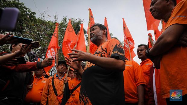 Suasana buruh dari Jabodetabek, Purwakarta, Karawang, Serang, dan Cilegon yang tergabung dalam Partai Buruh dan Konfederasi Serikat Pekerja Indonesia (KSPI) berunjuk rasa di depan Istana Negara dan Gedung Mahkamah Konstitusi pada hari ini, Rabu (26/7/2023). (CNBC Indonesia/Faisal Rahman)