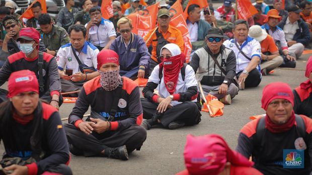 Suasana buruh dari Jabodetabek, Purwakarta, Karawang, Serang, dan Cilegon yang tergabung dalam Partai Buruh dan Konfederasi Serikat Pekerja Indonesia (KSPI) berunjuk rasa di depan Istana Negara dan Gedung Mahkamah Konstitusi pada hari ini, Rabu (26/7/2023). (CNBC Indonesia/Faisal Rahman)