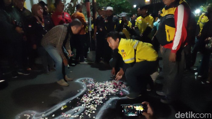 Suasana doa bersama driver online atas tewasnya Fauzy korban perampokan di Jalan Mugas Dalam Raya, Rabu (26/7/2023).