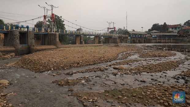 Suasana kondisi Bendung Katulampa yang surut, Bogor, Jawa Barat, Rabu (26/7/2023). Bendung Katulampa terus menyusut.  (CNBC Indonesia/Muhammad Sabki)