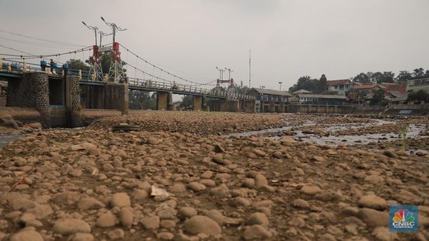 Suasana kondisi Bendung Katulampa yang surut, Bogor, Jawa Barat, Rabu (26/7/2023). Bendung Katulampa terus menyusut.  (CNBC Indonesia/Muhammad Sabki)
