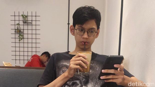 Sultan Rif'at Alfatih (20) kini tak bisa hidup normal. Mahsiswa Universitas Brawijaya ini kini tak bisa bersuara usai lehernya terkena kabel yang menjuntai.