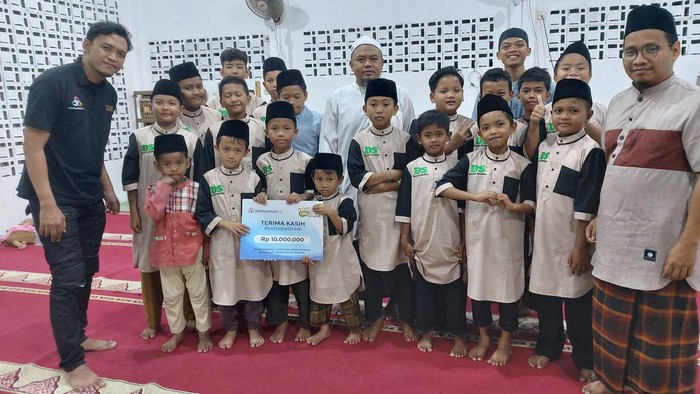 Donasi sahabat baik membawa keceriaan bagi anak-anak Rumah Tahfiz Darus Solihin di Bekasi. Kini, mereka bisa membeli alat tulis sekolah hingga seragam baru.