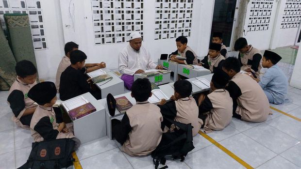 Donasi sahabat baik membawa keceriaan bagi anak-anak Rumah Tahfiz Darus Solihin di Bekasi. Kini, mereka bisa membeli alat tulis sekolah hingga seragam baru.