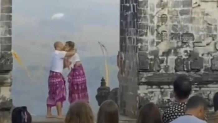 Tangkapan layar sepasang bule viral di media sosial lantaran ciuman mesra saat berfoto di candi bentar Pura Lempuyang, Karangasem, Bali.