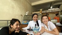 Selain bersama suami, ada juga keseruan Tantri Syalindri saat kulineran bareng teman-tembannya. Seperti momen yang satu ini mereka menikmati ayam betutu di Bali. Foto: Instagram @tantrisyalindri