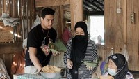 Tak hanya itu, ada juga kebersamaan Tantri Syalindri dan Hatna Danarda saat mampir ke warung kaki lima dan memesan menu nasi pecel di sana. Foto: Instagram @tantrisyalindri