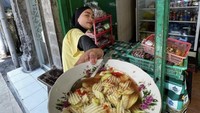 Meskipun populer sebagai vokalis band ternama, tetapi tak membuat Tantri Syalindri gengsi untuk makan di warung kaki lima, seperti momen menikmati rujak yang satu ini. Foto: Instagram @tantrisyalindri