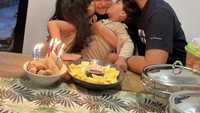 Momen hangat bersama keluarga pun tampak dalam momen ulang tahun Tantri. Ia mendapat kejutan bakso dan rujak dengan lilin ulang tahun dari suami dan anak-anaknya. Foto: Instagram @tantrisyalindri