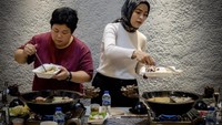 Sebagai penyanyi sekaligus ibu rumah tangga, istri Hatna Danarda ini pun tak pernah meninggalkan kewajibannya. Di rumah ia selalu menyiapkan masakan lezat untuk keluarga kecilnya Foto: Instagram @tantrisyalindri