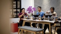 Hal tersebut ditanggapi oleh Tantri dengan santai. Ia mengatakan profesi pembantu tak ada yang salah karena itu adalah pekerjaan yang mulia karena sama halnya dengan ibu rumah tangga. Foto: Instagram @tantrisyalindri