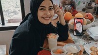 Terakhir ada momen kesederhanaan Tantri Syalindri saat masak di rumah dan menikmati masakannya sendiri, ada tempe, telur, dan ikan asin. Foto: Instagram @tantrisyalindri