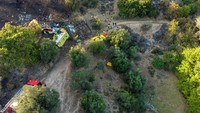 Pesawat itu jatuh setelah menyiramkan air ke area hutan yang terbakar. 