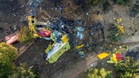 Rabu, 26 Juli 2023, Pesawat pemadam kebakaran Yunani jatuh di tengah kebakaran hutan dahsyat. Kejadian tersebut bermula saat pesawat menyiramkan air ke area hutan yang terbakar. Dua orang dilaporkan tewas dalam insiden ini. REUTERS/STELIOS MISINAS