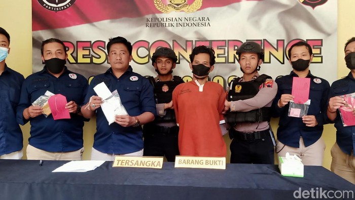 Tersangka kurir sabu-sabu dengan barang bukti 101 gram saat dihadirkan dalam jumpa pers di Mapolres Wonosobo, Rabu (26/7/2023).