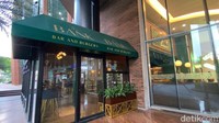 The Bank Bar & Burgers mulai beroperasi awal tahun 2023. Lokasinya di Water Lobby mall Kuningan City. Terdapat area duduk outdoor dan indoor sebagai pilihan.
