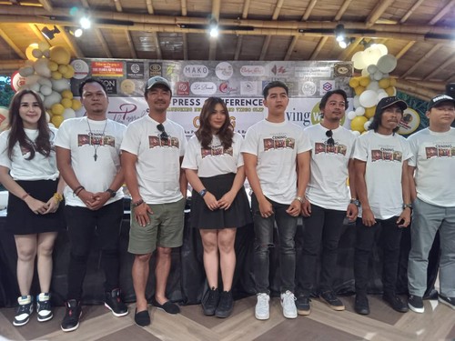 Tika Pagraky, Gus Teja, dan band Rocktober meluncurkan single dan klip video terbaru berjudul Cening di mal Living World, Denpasar, Rabu (26/7/2023). (Aryo Mahendro)