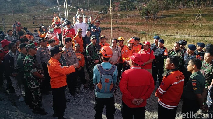 Tim SAR Gabungan berkoordinasi untuk penyelamatan delapan penambang yang masih terjebak di lubang galian emas Desa Pancurendang, Kecamatan Ajibarang, Banyumas, Rabu (26/7/2023).