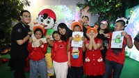 Sejumlah karyawan turut serta sebagai sukarelawan untuk mendampingi anak-anak yang mengikuti kegiatan ini.