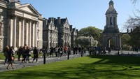 Kampus ini terletak di jantung kota Dublin, Irlandia dengan luas sekitar 19 hektare. Dikenal sebagai salah satu universitas internasional di dunia dengan pelajar dan staf berasal dari 120 negara. Mahasiswa internasional diperkenankan mengambil kerja paruh waktu saat menempuh studi. Foto: Dok. TCD